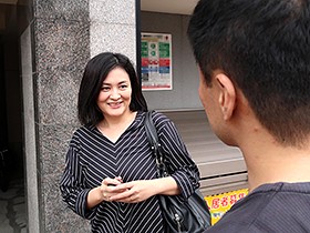 お隣さんやご近所さんを部屋に招いて口説き落として、勝手に盗撮して内緒でAV販売 Vol.3　サンプル画像06